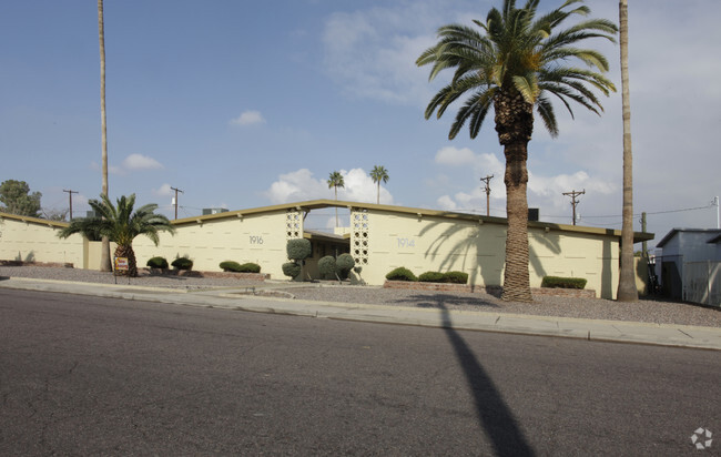 Exterior Photo - Palm View Manor