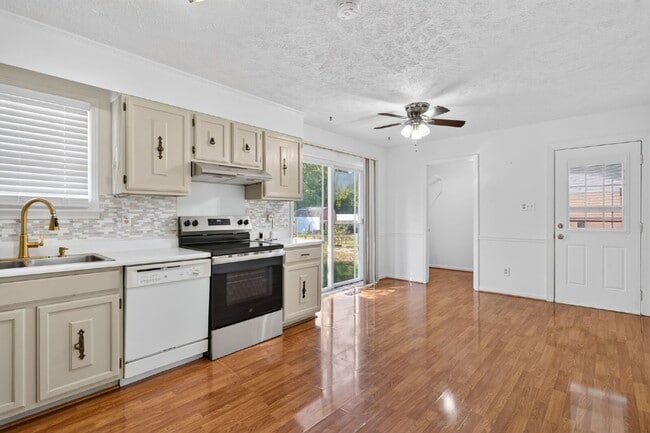 Building Photo - "Charming 3-Bed Home with Gleaming Hardwood Floors in Hope Mills!"