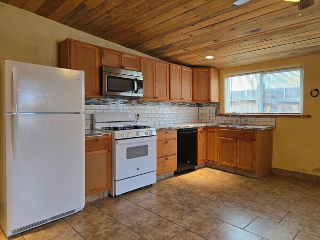 Building Photo - 941 Agua Fria St