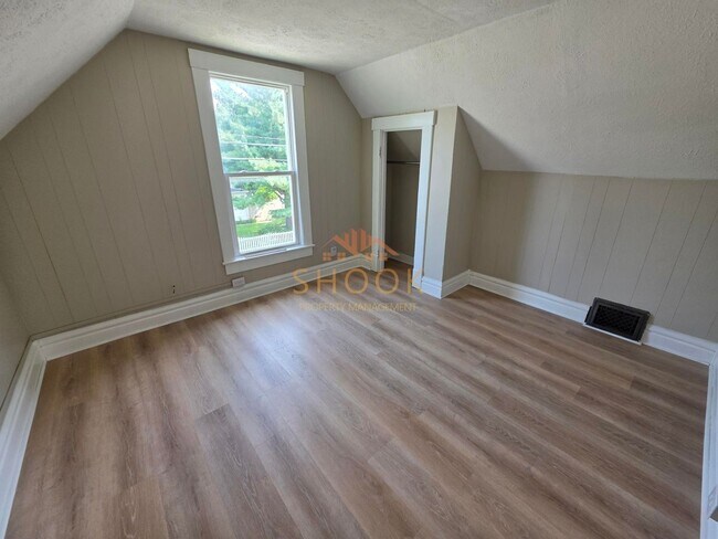 Building Photo - **MOVE-IN SPECIAL** Centrally Located and Remodeled 4BR Home