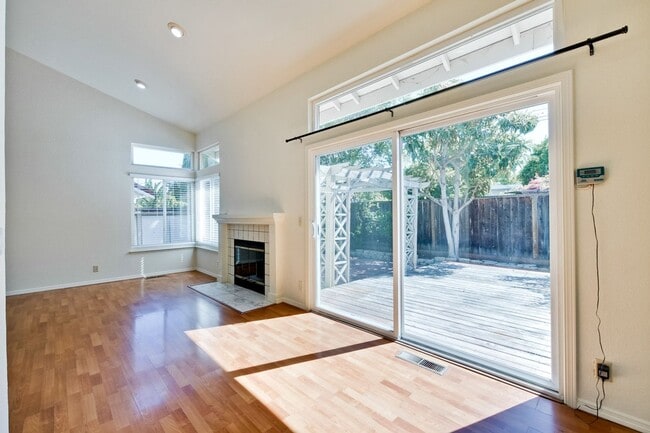 Building Photo - Hardwood Floors- A/C- Full Bedroom and Bath on First Floor: Fresh Paint