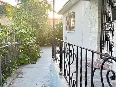 Building Photo - 2022 SW 17th Ave