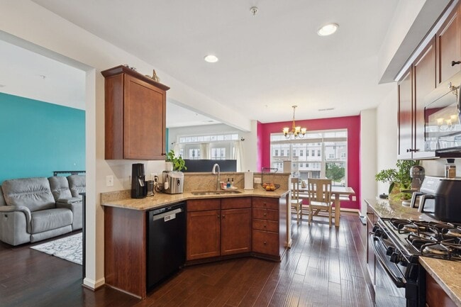 Building Photo - 42227 Canary Grass Square