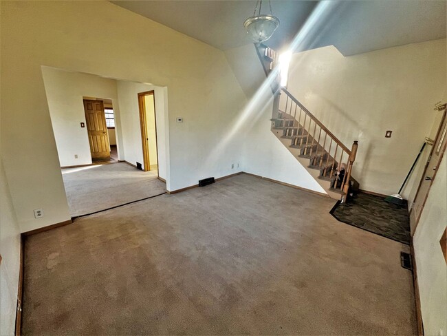 Building Photo - 801 E 6th- 4 bedroom house
