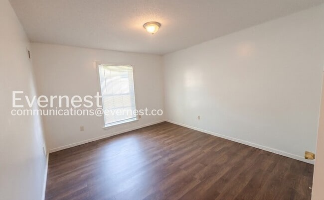 Building Photo - 3 Bed/2 Bath Home with Carport / Vouchers Accepted /Available Now!