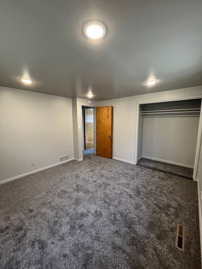 Building Photo - 2 Bedroom - 1 bath apartment