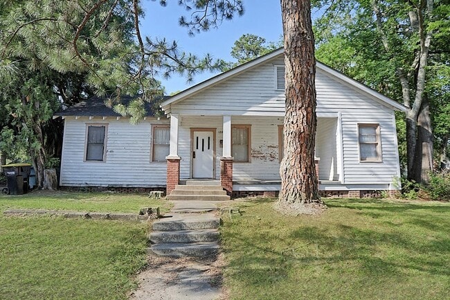 Building Photo - Renovated Single Family