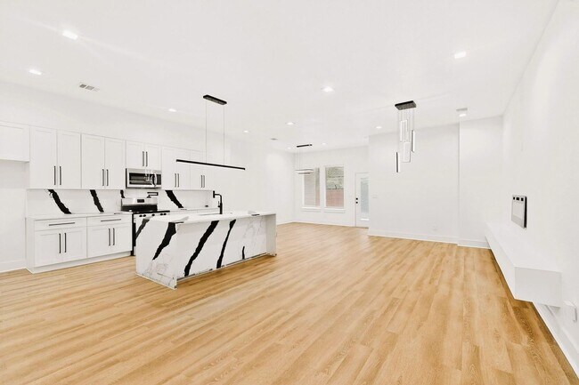 Building Photo - Modern 3 Bed, 3 Bath Home Near Downtown Dallas