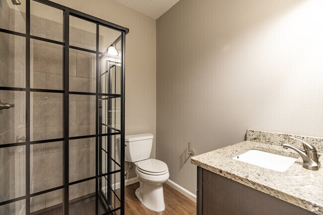 4BR, 2BA - 1000SF - Bathroom 2 - The Lusso