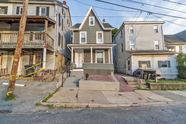 Building Photo - Spacious 3-Bed + Office Home in Slatington — Fresh Floors & Flexible Layout