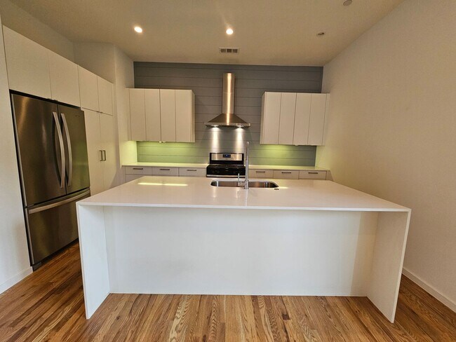 Building Photo - Minutes from Downtown, Uptown, Henderson, ...