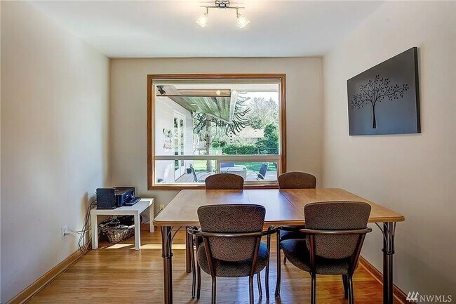 Building Photo - Beautiful and bright 3 bed / 2 bath rambler for rent!