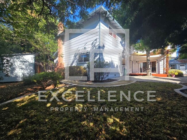 Building Photo - 3087SF 2 Story 5/2.5 House - Community Cabana, Pets Ok, 3 Fireplaces, Beautiful Updated Kitchen