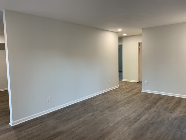 Building Photo - 1/2 off 1st months Rent move in special!!!...