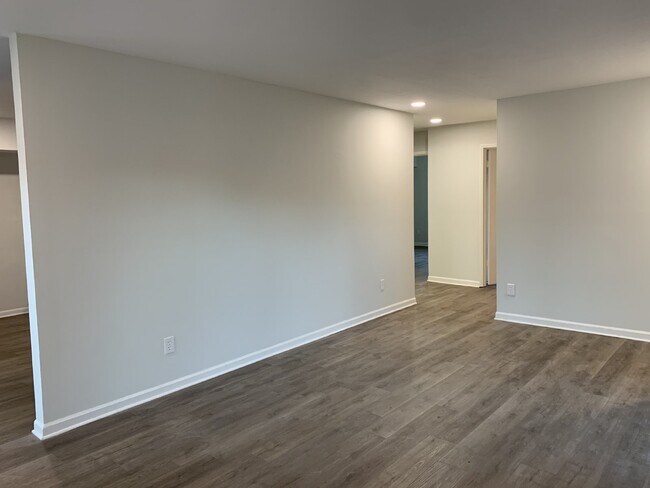 Building Photo - $500 off one month.  Call for details. "Ch...