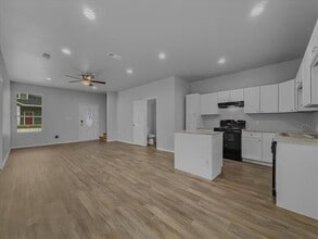 Building Photo - 5 Bowling Ln