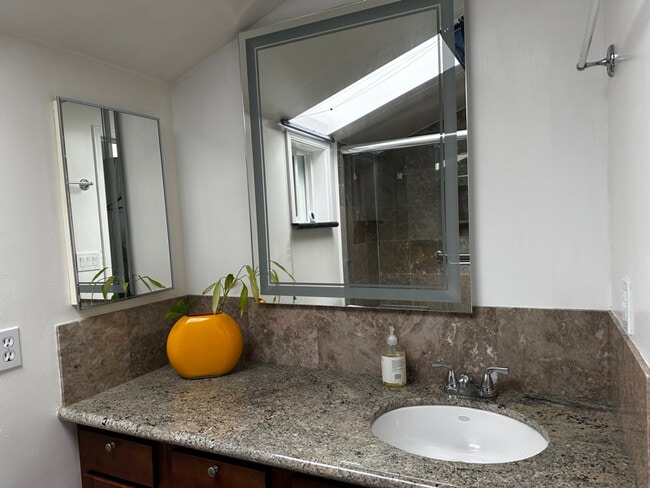 Building Photo - 928 Los Robles Ave