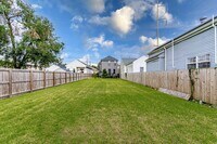 Building Photo - 2506 Dumaine St