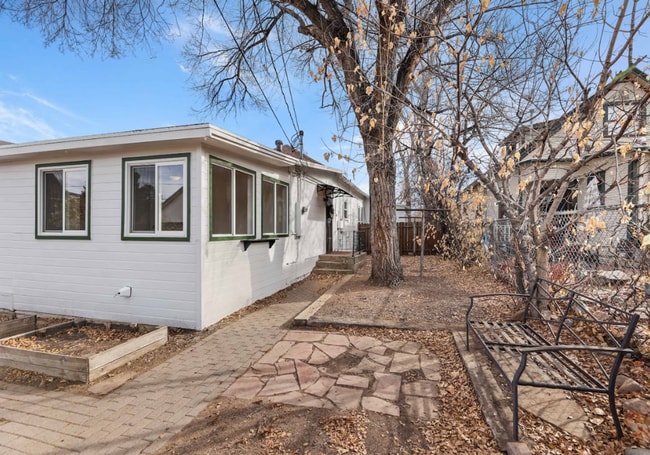 Building Photo - Charming 2 Bedroom, 1 Bathroom Back Unit with Private Yard — Close to Downtown