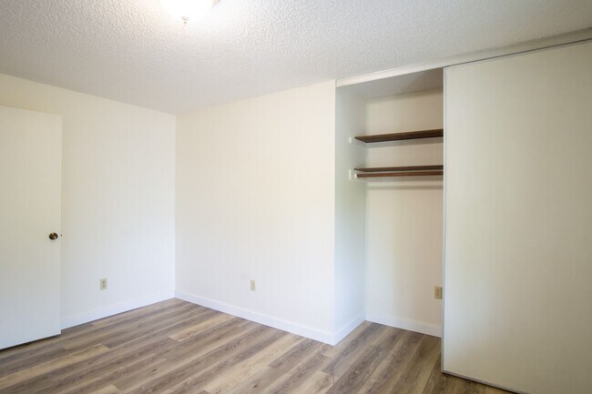 Building Photo - Spacious Top Flr 2Bdr Flat, W/D Hk-Up, D/W...