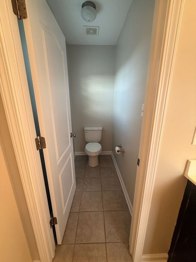 Building Photo - 5 bedroom, 4 bath House