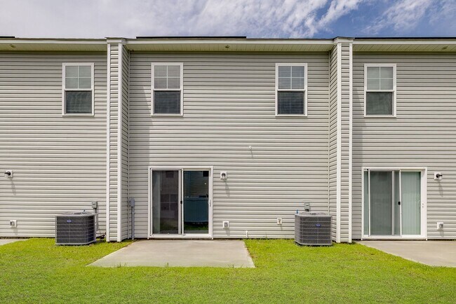 Building Photo - Open-Concept 3BED 2.5 BATH Townhome with Lawn Care Included!