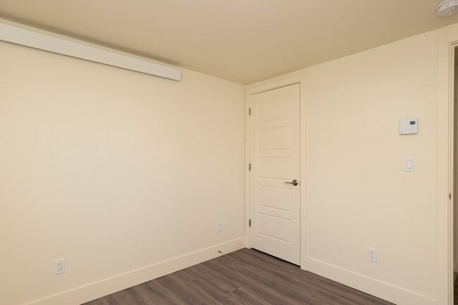 Building Photo - Newly Remodeled 3BR w/ In-Unit W/D, Private Entry & Designer Finishes – Pet Friendly!