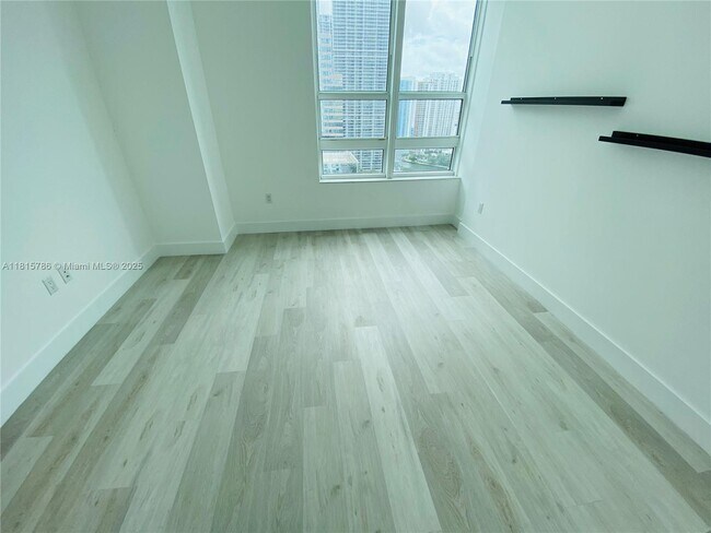 Building Photo - 950 Brickell Bay Dr