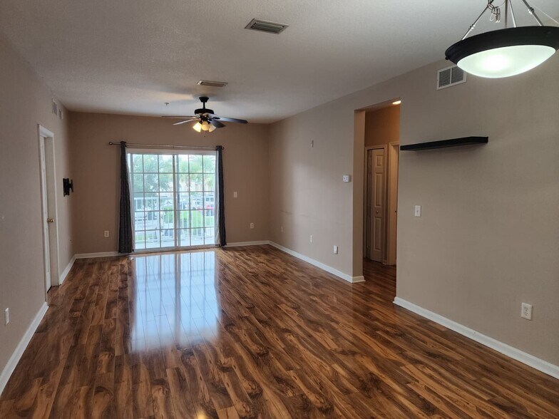Building Photo - 8218 Green Parrot Rd