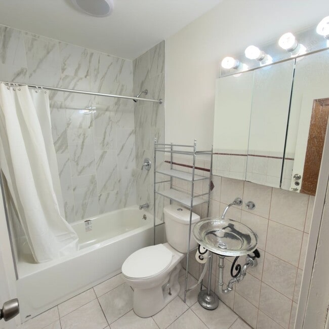 Building Photo - Charming 4 Bedroom on the SE Side!