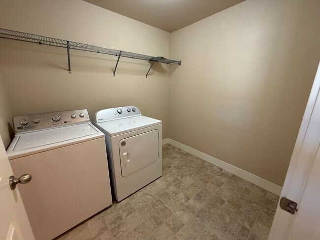 Building Photo - 4 Bed/2.5 Bath Single Family Home in SE Bend