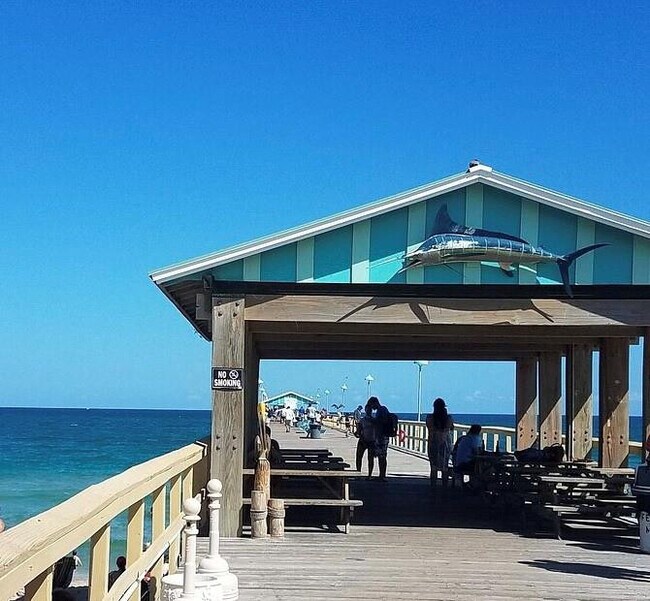 Building Photo - 3100 NE 49th St