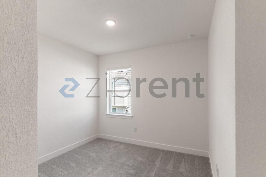 Building Photo - Unit B