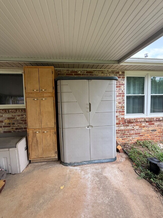 Building Photo - Modern Comforts with Granite & Hardwood Finishes!" 3 Bedroom 2 bath home.