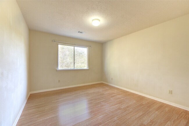 Building Photo - 13030 Richmond Ave