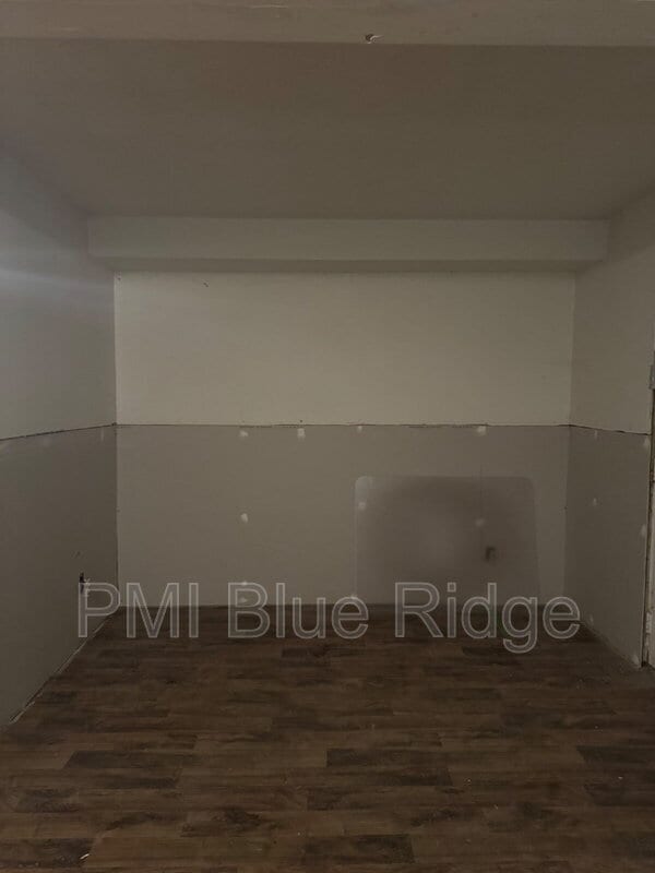 Building Photo - 10 Laurel Brook Dr