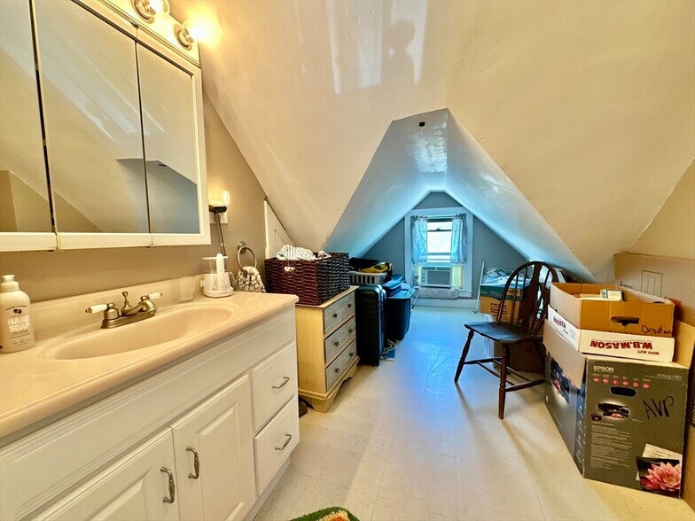 Building Photo - 512 Centre St