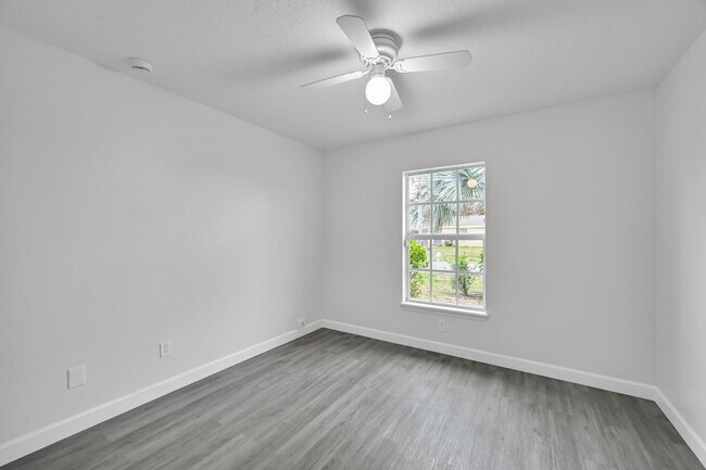 Building Photo - 726 SW Bond Rd
