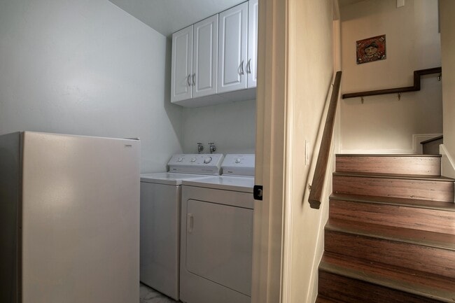 Building Photo - Gorgeous Lake View Condo