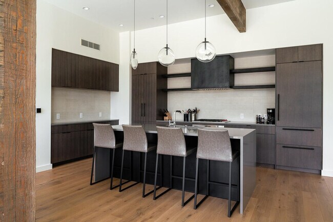 Building Photo - 4 Boathouse Way