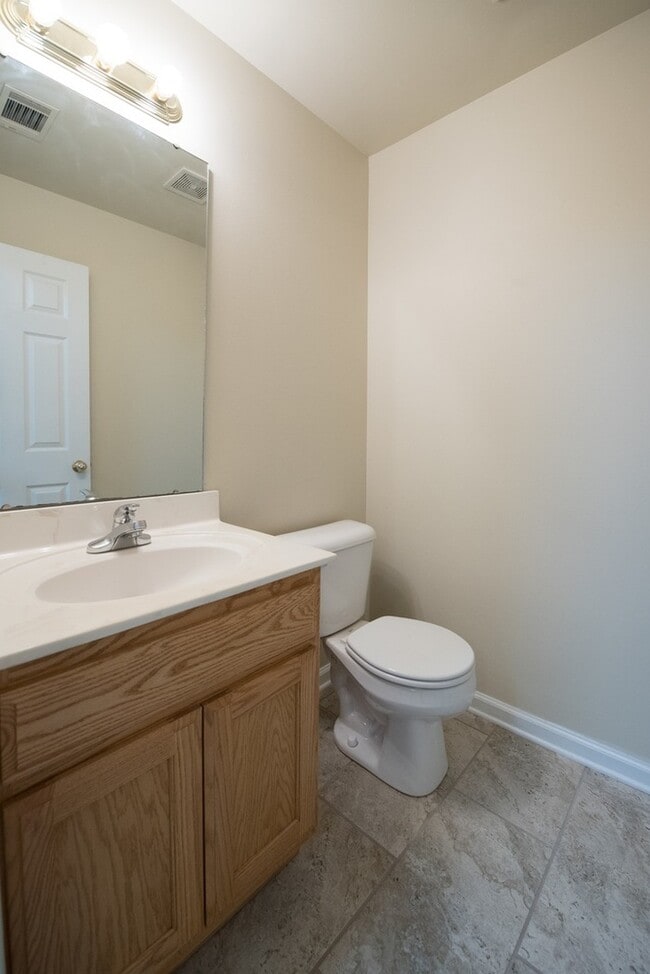 Building Photo - Foxcroft Apartments 2 BD, 2.5 BA