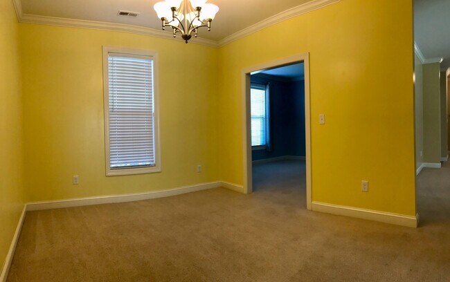 Building Photo - Rad in Raintree!