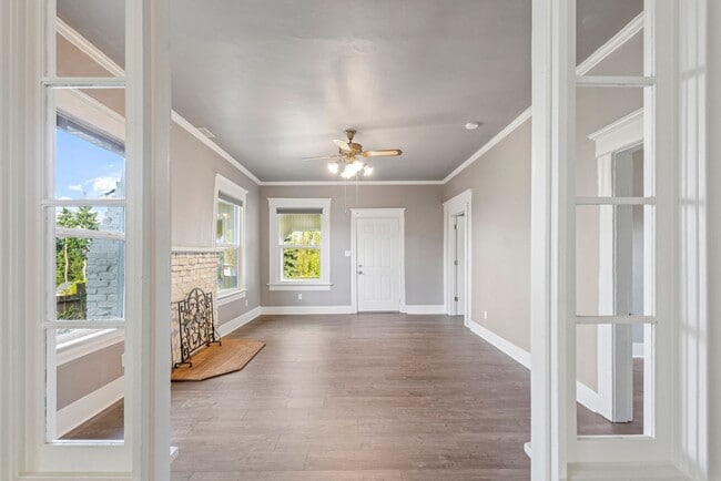 Building Photo - Updated 3-Bed Retreat on a Quiet Street – ...