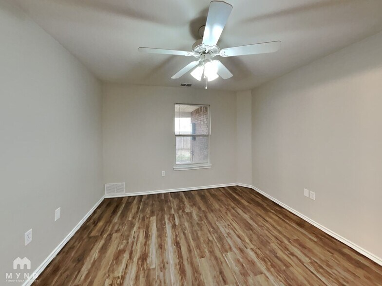 Building Photo - 516 N Brentwood Ave