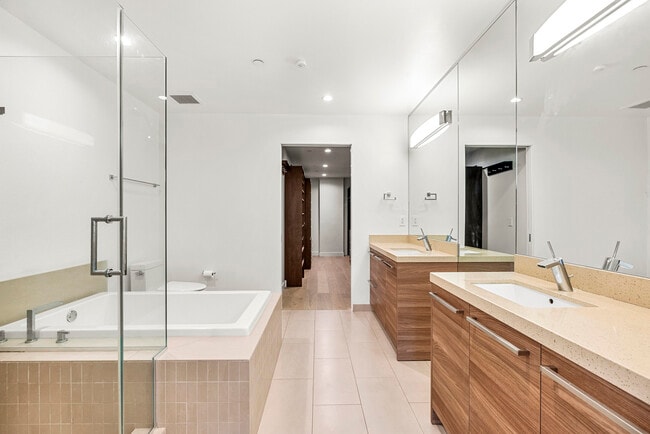 Building Photo - 855 N Croft Ave