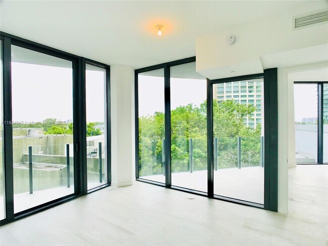 Building Photo - 2831 S Bayshore Dr