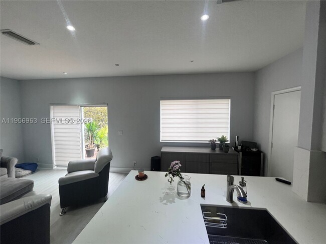 Building Photo - 4746 Lago Vista Dr