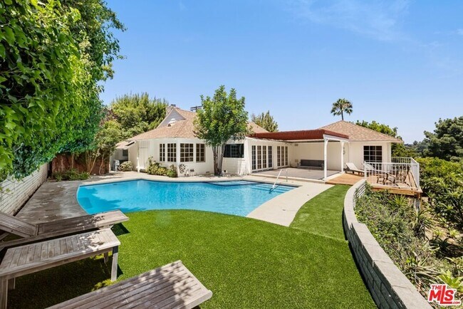 Building Photo - 2120 Linda Flora Dr
