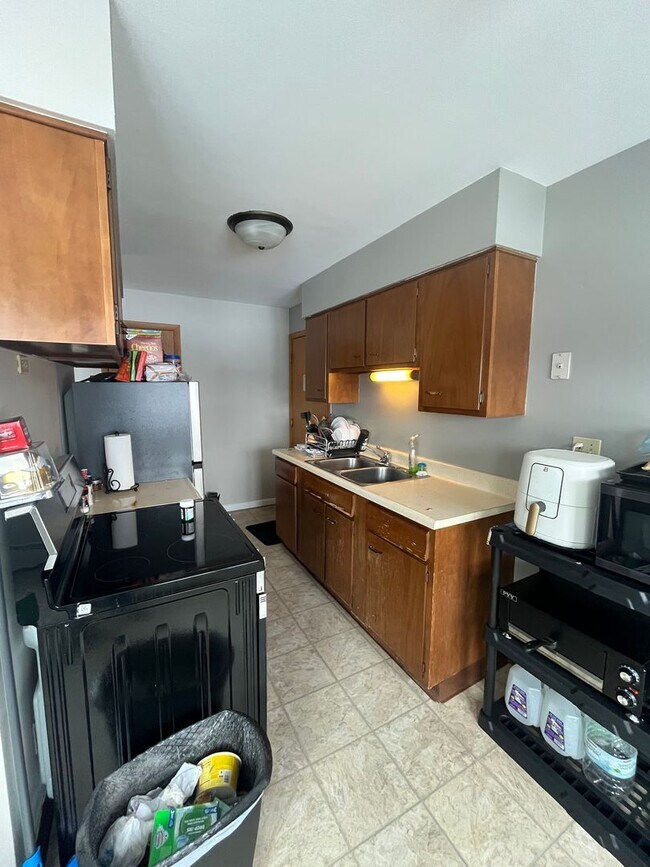 Building Photo - Available September! - 1 Bed 1 Bath Apartment