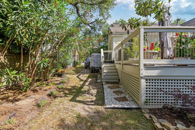 Building Photo - 1023 Crawford St